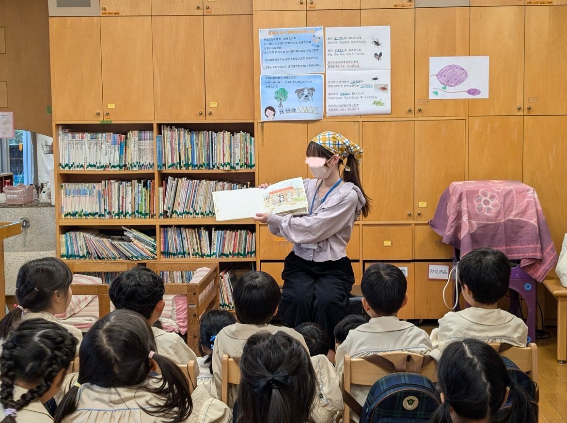読み聞かせ班　東京家政大学附属みどりケ丘幼稚園での読み聞かせの様子
