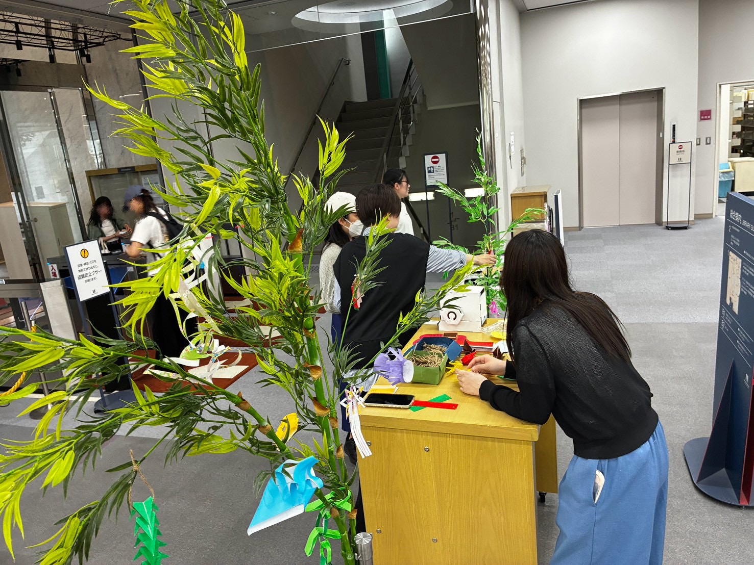 飾りつけ班　七夕(飾り付けの様子)