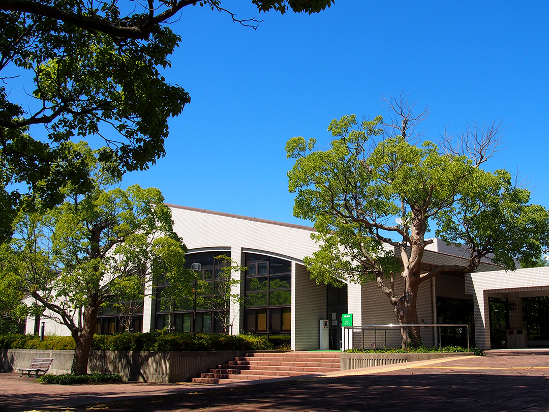 神戸市外国語大学　学術情報センター（図書館） 外観