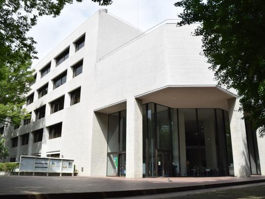 東京都立中央図書館の正面玄関の遠景写真