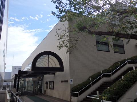 鶴見大学図書館入口