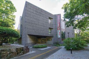 高知こどもの図書館は、高知県立公文書館の１階にあります。