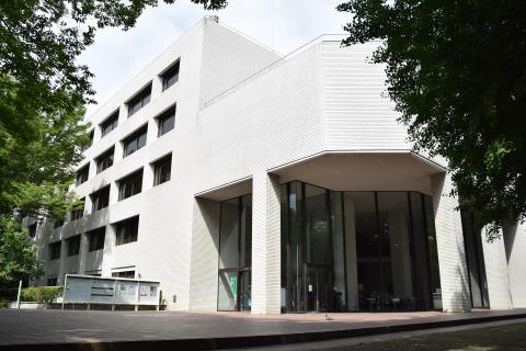 東京都立中央図書館の正面玄関の遠景写真