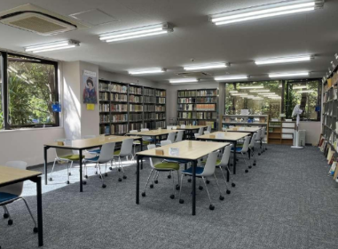 三康図書館の閲覧室