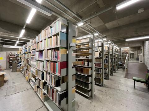 三康図書館の書庫